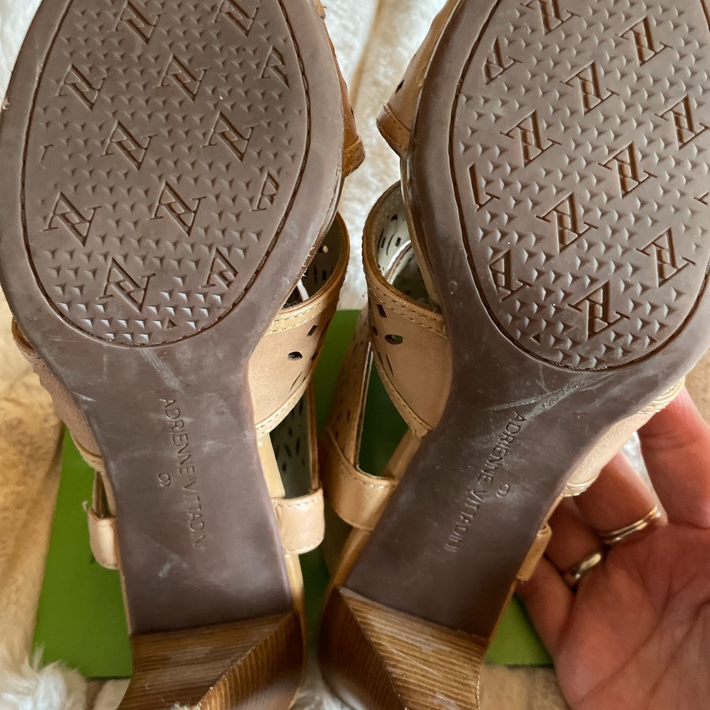 Adrienne Vittadini - lt brown heeled sandals W9 - Picture 3 of 3